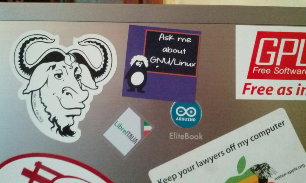 Sticker ask me about GNU/Linux su un computer portatile